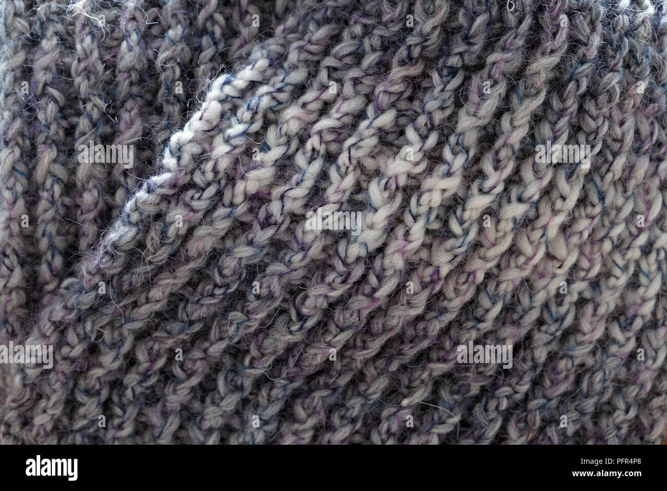 Violett-Grau, häkeln Rippe stitch Schal, close-up Stockfoto