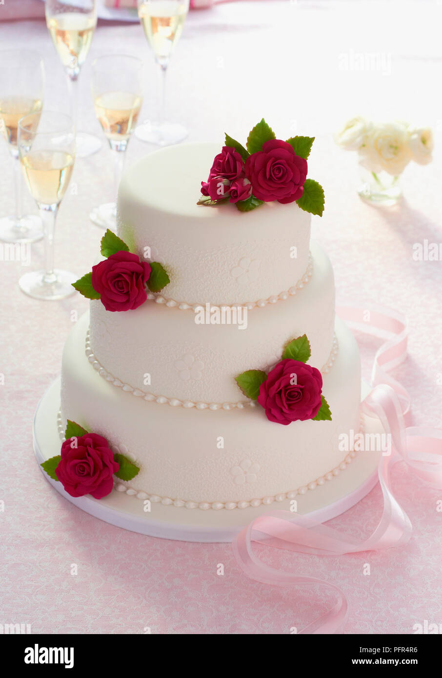 Dreistufige, traditionelle Hochzeit Kuchen mit rose Dekorationen Stockfoto
