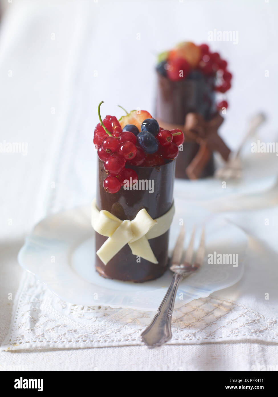 Schokolade Zylinder mit Beeren gefüllt Stockfoto