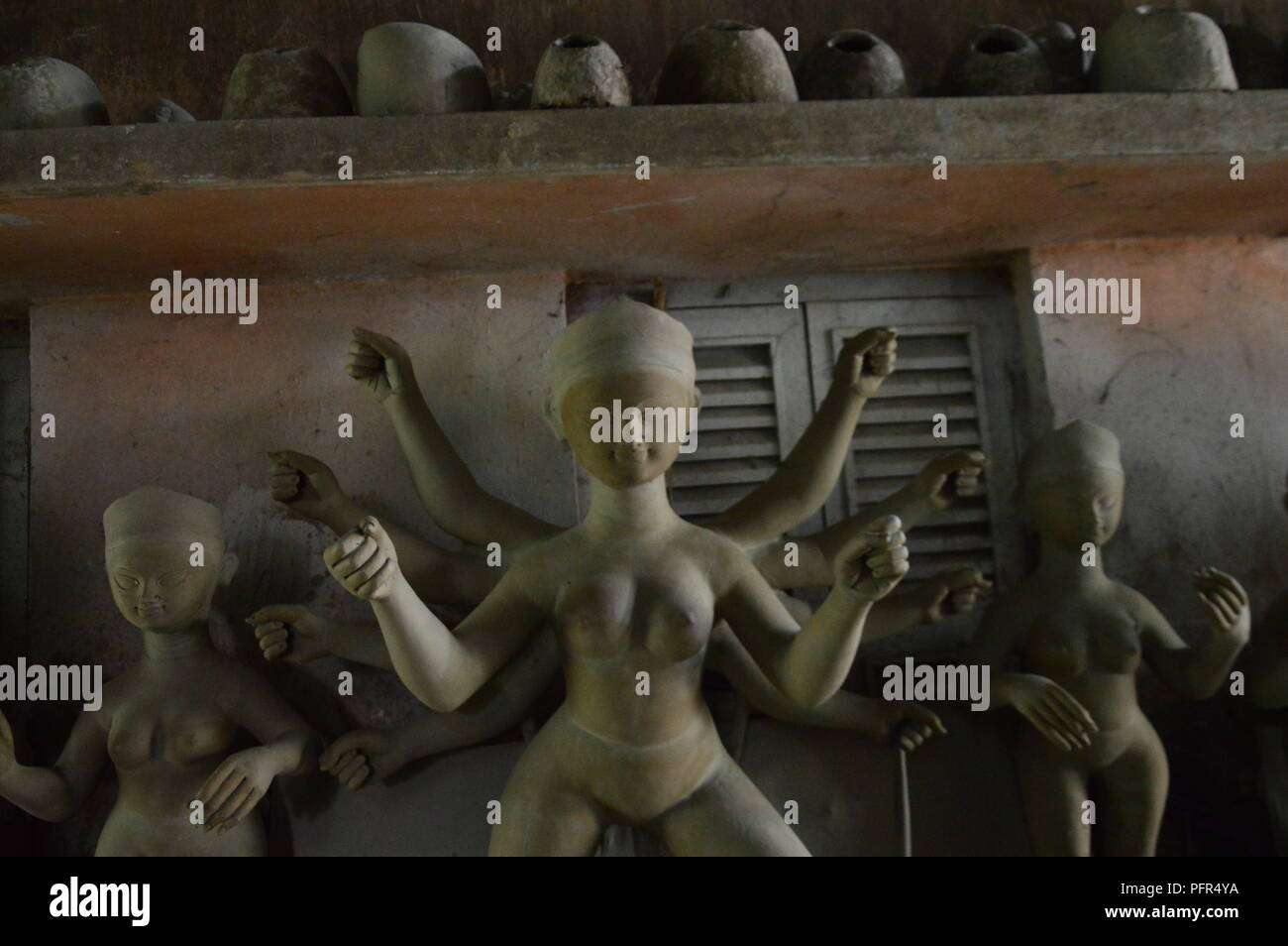 Ton Götzen der hinduistischen Götter in Kumortuli, Viertel der traditionellen Töpfer. Der Ton Künstler Versorgung Ton Götzen der hinduistischen Götter in Kolkata und auch die Ausfuhren Stockfoto
