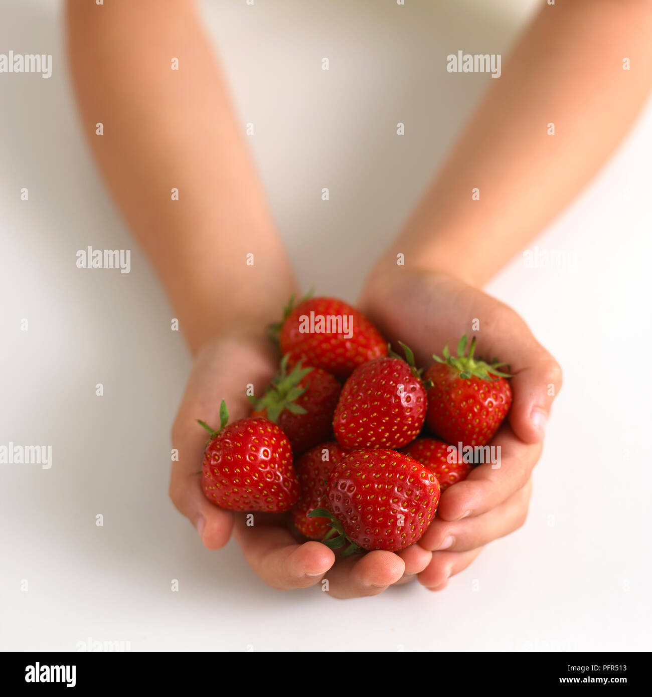 Handvoll Erdbeeren Stockfoto