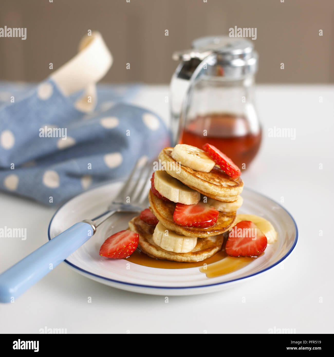 Teller mit Obst und Pfannkuchen Stockfoto