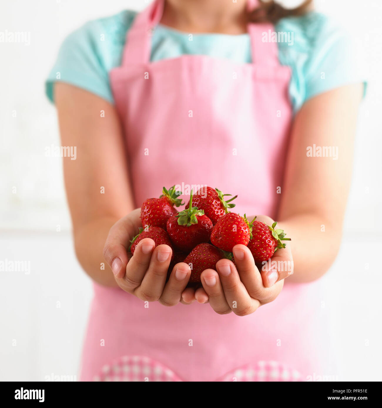 Mädchen, dass Stapel der Erdbeeren Stockfoto