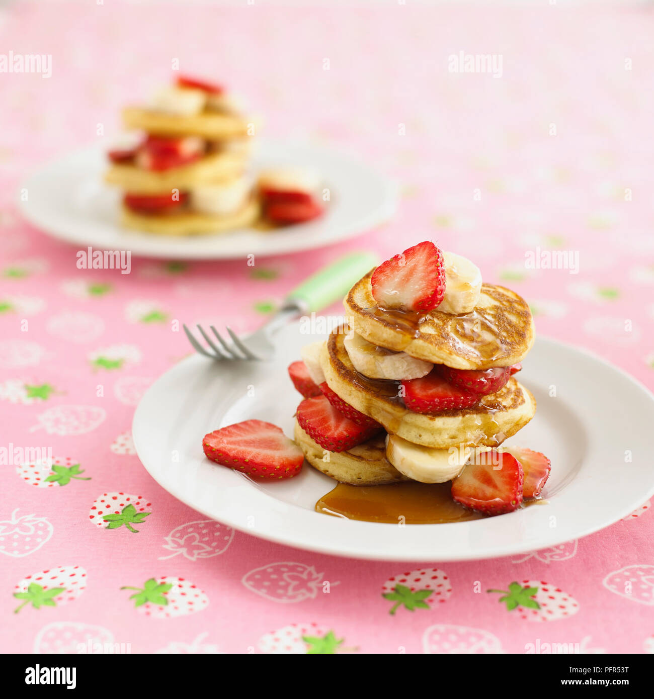 Pfannkuchen, Erdbeeren und Ahornsirup Stockfoto