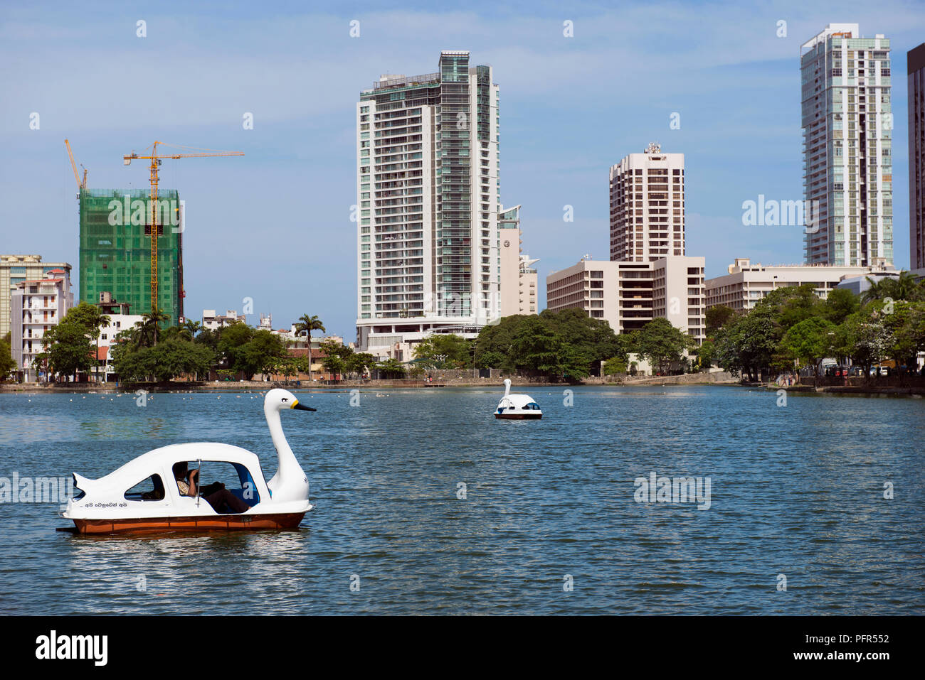 Sri Lanka, Western Province, Colombo, Beira Lake, Swan geformte Tretboote auf See vor der Städtischen Skyline Stockfoto