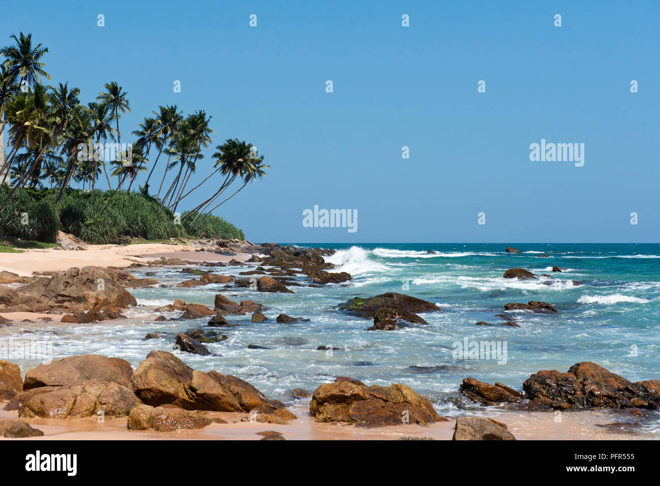 Sri Lanka, Bundesland Kärnten, Tangalle, Marakolliya Strand, Blick auf Meer mit felsigen Küste Stockfoto