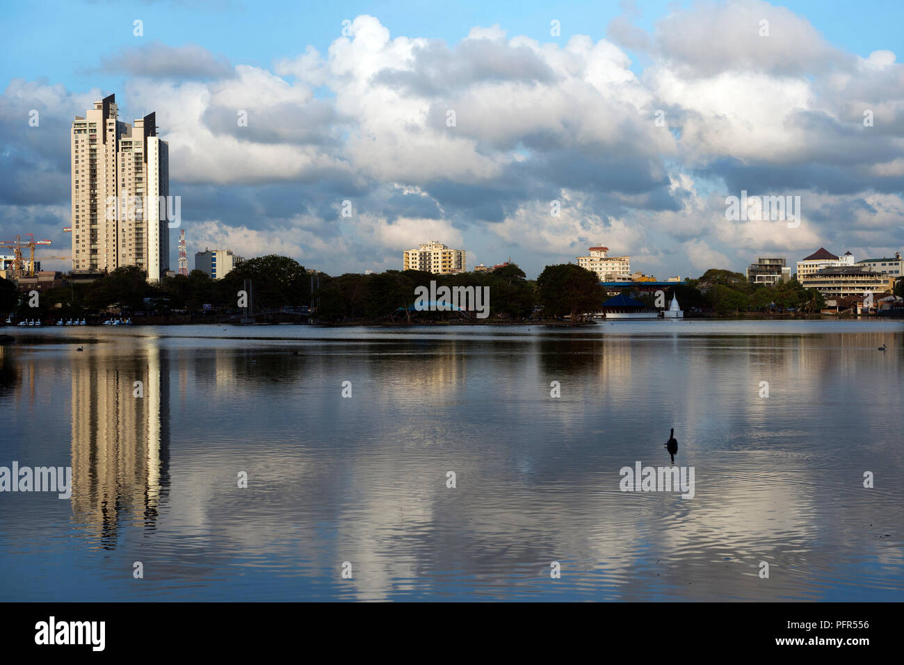 Sri Lanka, Western Province, Colombo, Beira Lake und Skyline Stockfoto