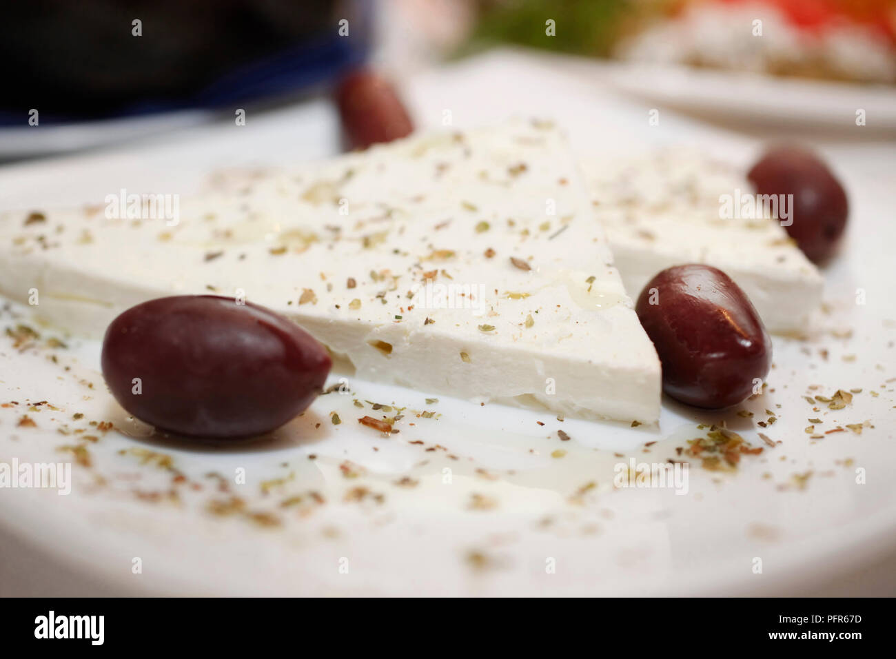 Frischen Feta Käse mit schwarzen Oliven und Oregano - Griechischer Salat Stockfoto