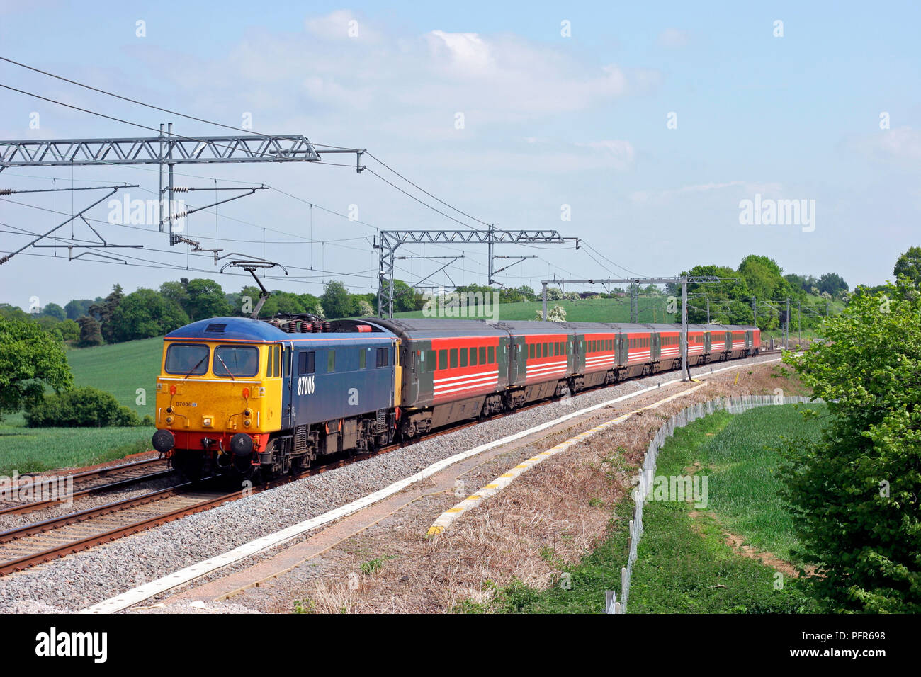 Eine Klasse 87 AC Elektrolokomotive Reihe 87006 arbeiten ein Virgin Trains Schulung der Fahrer beim Shutlanger am 2. Juni 2006. Stockfoto