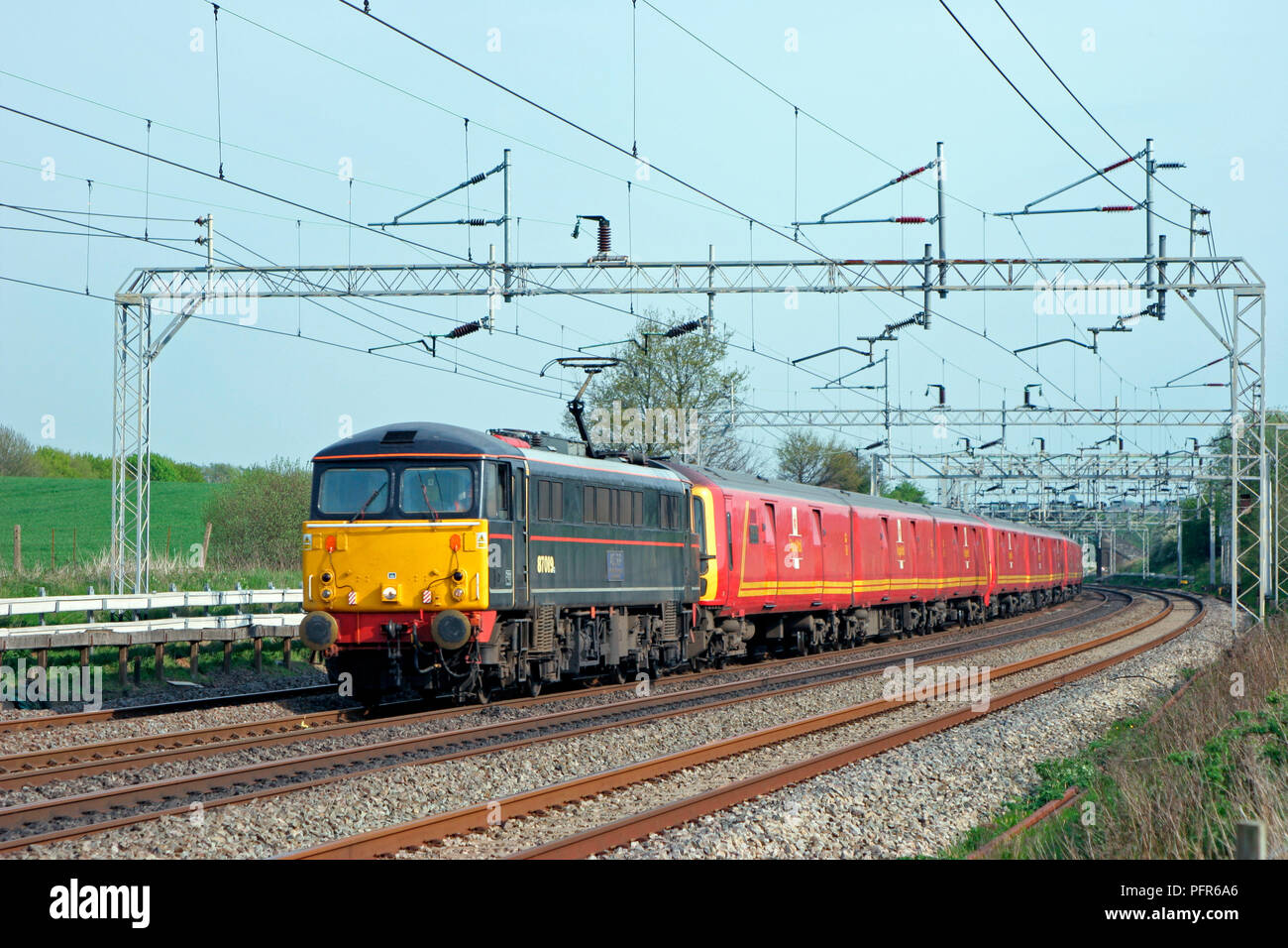 Eine Klasse 87 AC Elektrolokomotive Reihe 87019' ACoRP Verband der Gemeinschaft Partnerschaften" in LNWR schwarze Lackierung arbeiten eine northbound mail Zug. Stockfoto