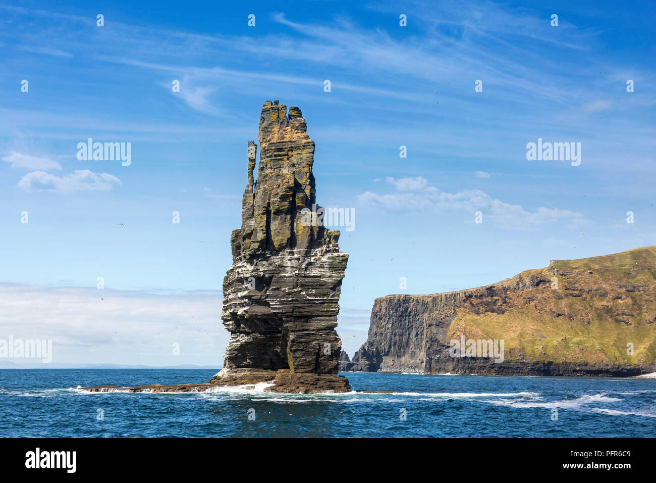Die Klippen von Moher, die Branaunmore Meer Stack, County Clare, Irland Stockfoto
