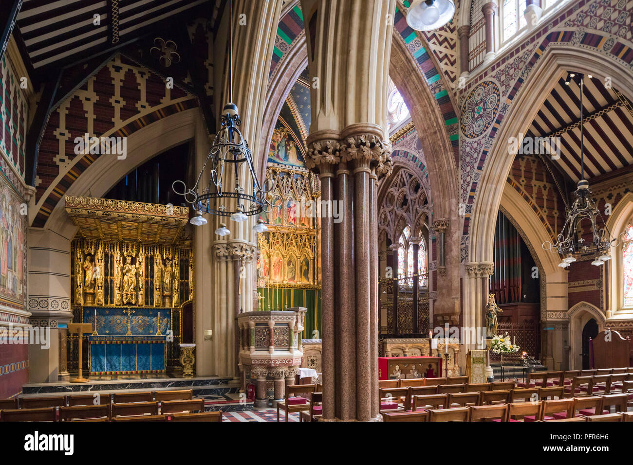 Alle Heiligen, Margaret Street, London, 1850 von Architekt William Butterfield, einem wichtigen Kirche des Gothic Revival in Großbritannien. Stockfoto