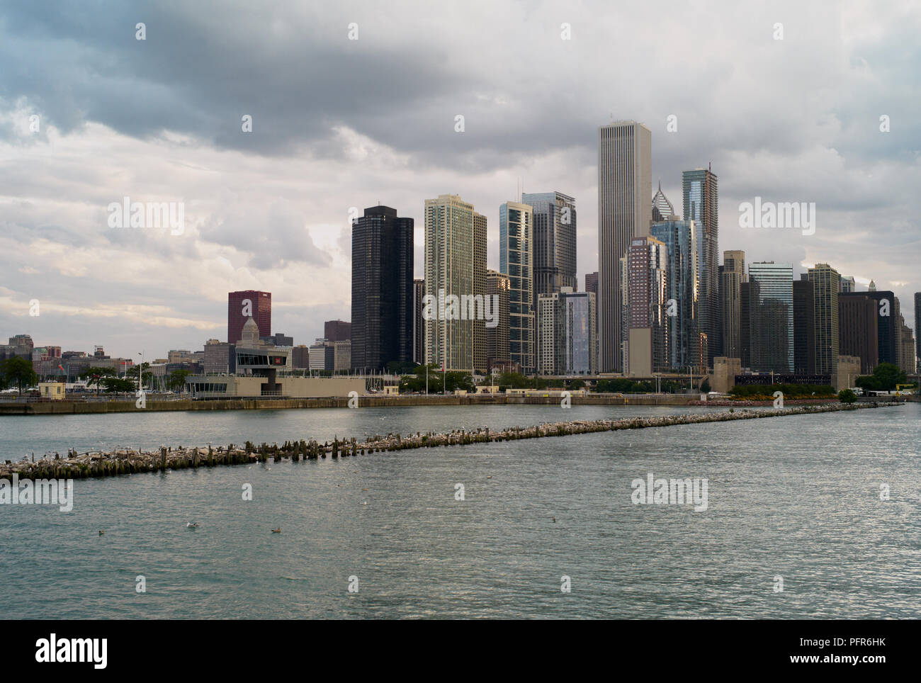 Chicago, ILLINOIS, USA - 26. Juli 2009: Skyline von Chicago aus dem Michigansee mit Bewölktem Himmel Stockfoto