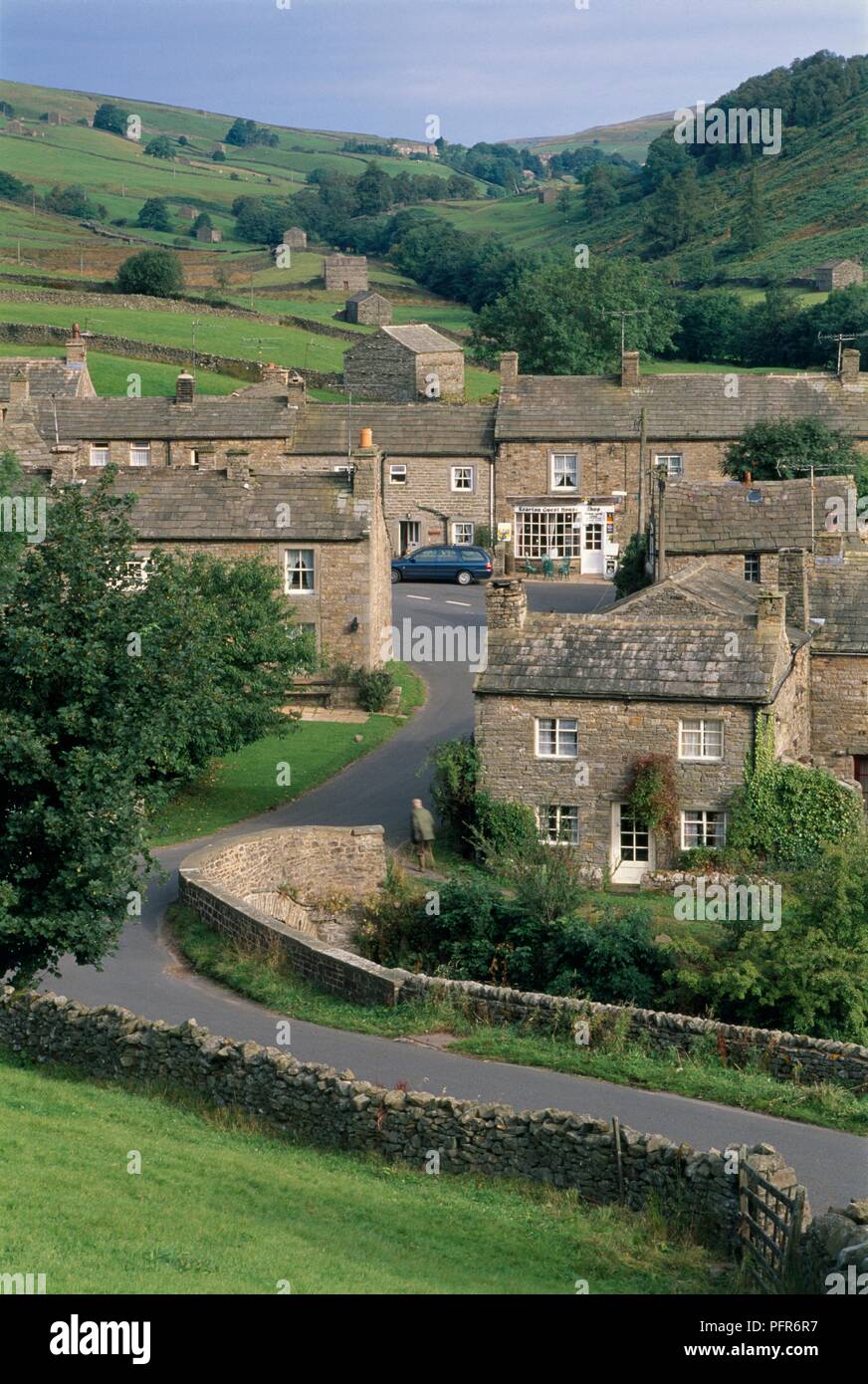 Grossbritannien, England, Yorkshire, Yorkshire Dales, Blick auf den Ort mit gewundenen Straße Stockfoto