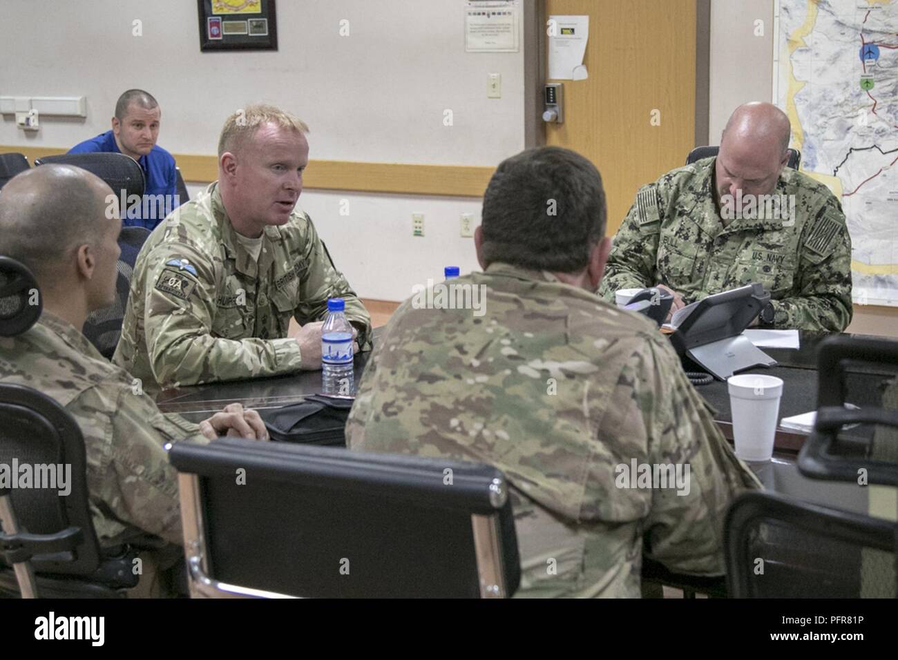 KABUL, Afghanistan (21. Mai 2018) - British Army Brigadier Simon Humphrey, Kabul Sicherheit Kraft (KSF) Commander, Besuche mit U.S. Navy hinten Adm. Dell Bull, Director of Operations und Intelligenz für die Gemeinsame Improvised-Threat Niederlage Organisation (JIDO) und KSF Polizei Berater, 21. Mai 2018 in Kabul, Afghanistan, den laufenden Verbesserungen für die Hauptstadt Enhanced Security Zone (ESZ) und Möglichkeiten zur erfolgreichen Anstrengungen zur Stärkung der Sicherheit auf die Stadt von der Informationsbeschaffung und des Teilens mit afghanischen nationalen Verteidigungs- und Sicherheitskräfte (ANDSF) notwendig weiter diskutieren e Stockfoto