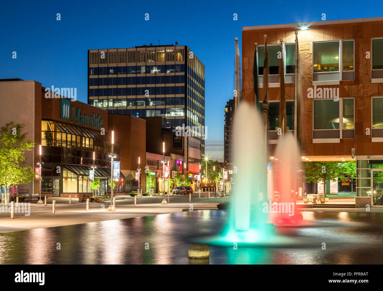 Wasser Brunnen entlang King Street West in der Dämmerung in Downtown Kitchener, Ontario, Kanada. Stockfoto