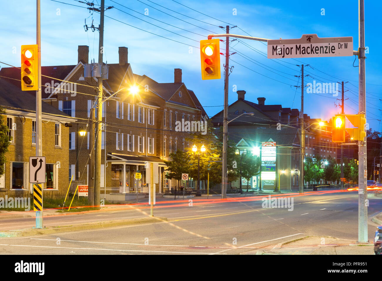 Major Mackenzie Drive West in der Innenstadt in der Abenddämmerung. Vaughan, Ontario, Kanada. Stockfoto