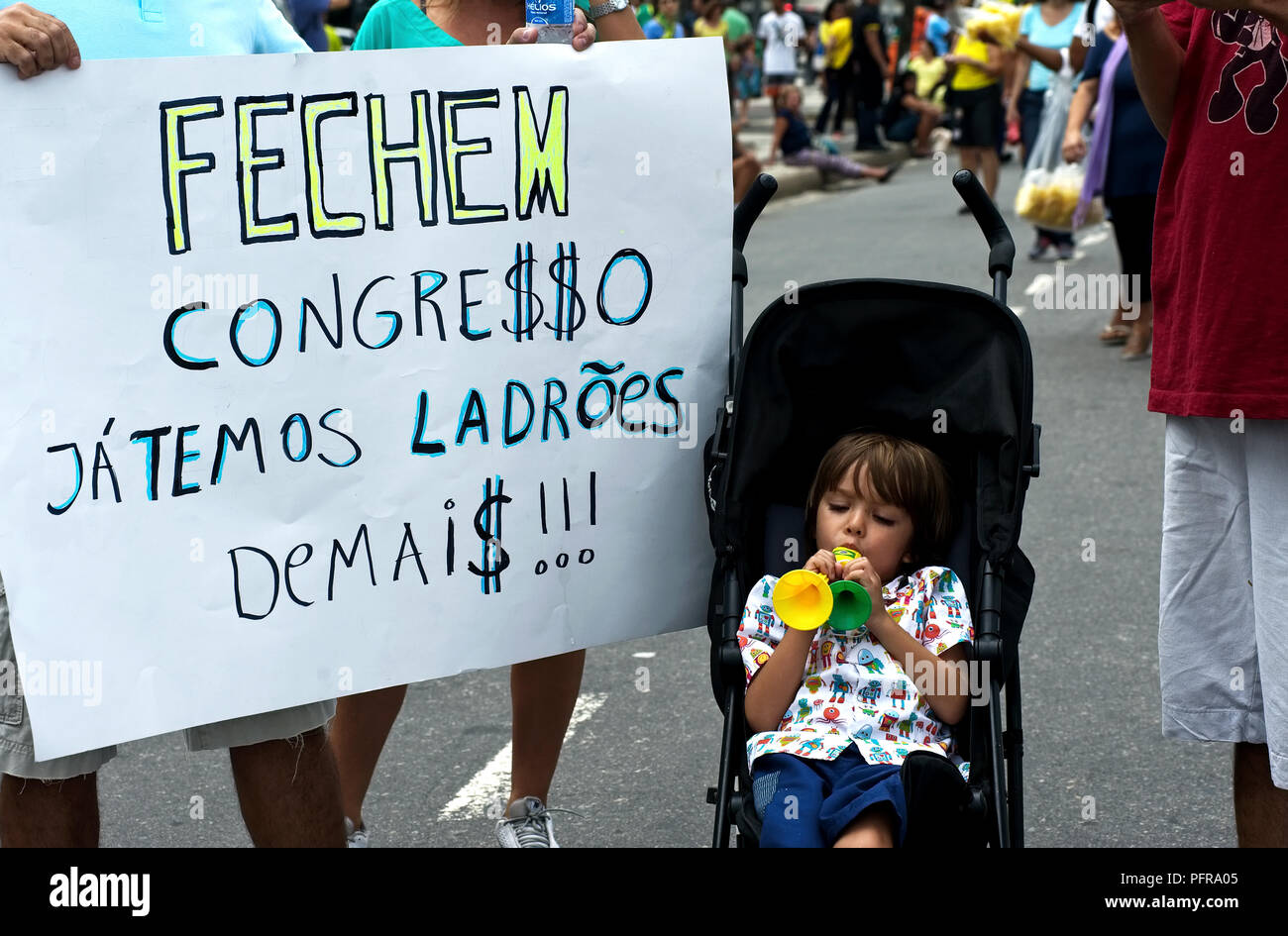 Brasilien - Dezember 4, 2016: Friedliche Demonstration gegen Korruption in Brasilien über den Strand von Copacabana in Rio de Janeiro Stockfoto