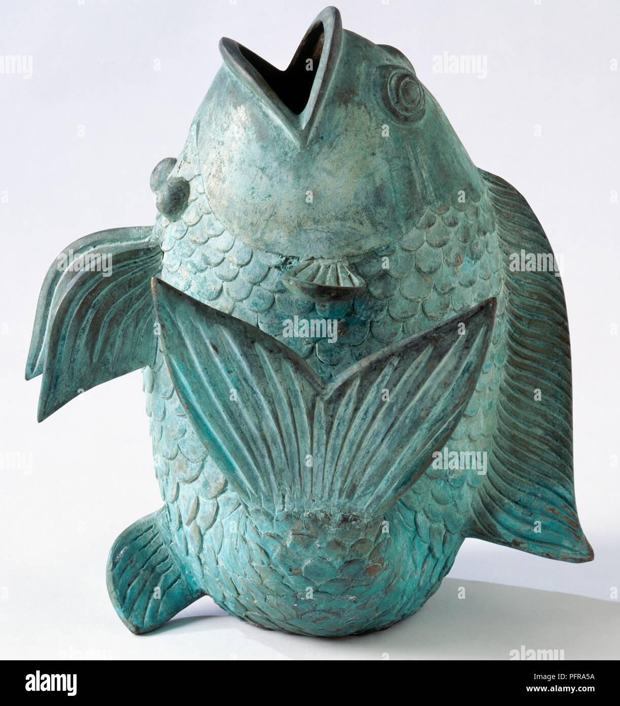 Fischförmige bronze Vase, close-up Stockfoto
