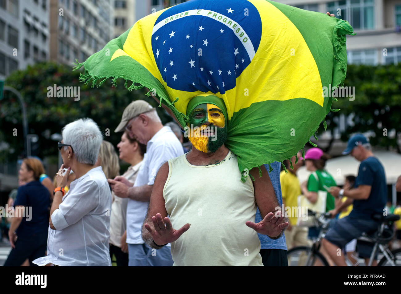 Rio de Janeiro - Dezember 4, 2016: Ein Brasilien Demonstrant, sein Gesicht mit den nationalen Farben bemalt, Teil nimmt an einer Demonstration gegen Korruption Stockfoto