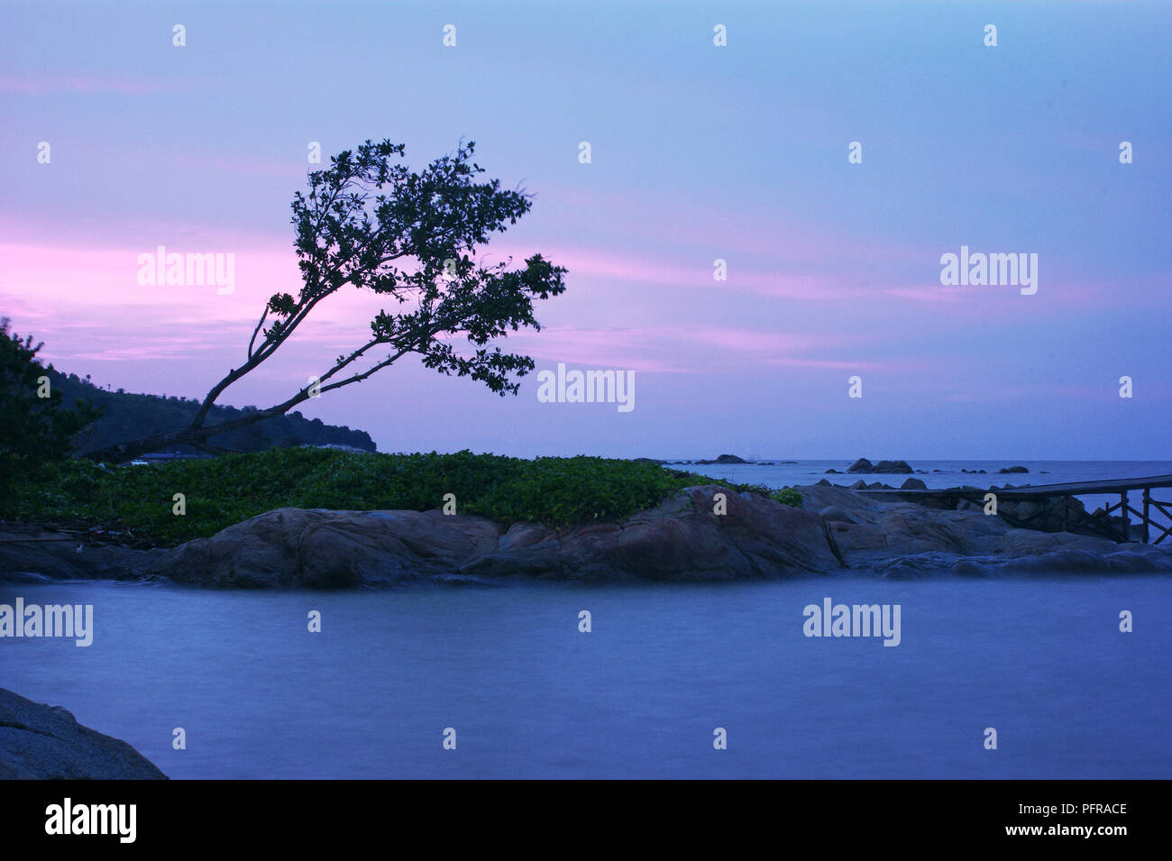 Blaue Stunde bei Pantai Batu Burung Strand, Singkawang, West Kalimantan, Indonesien Stockfoto