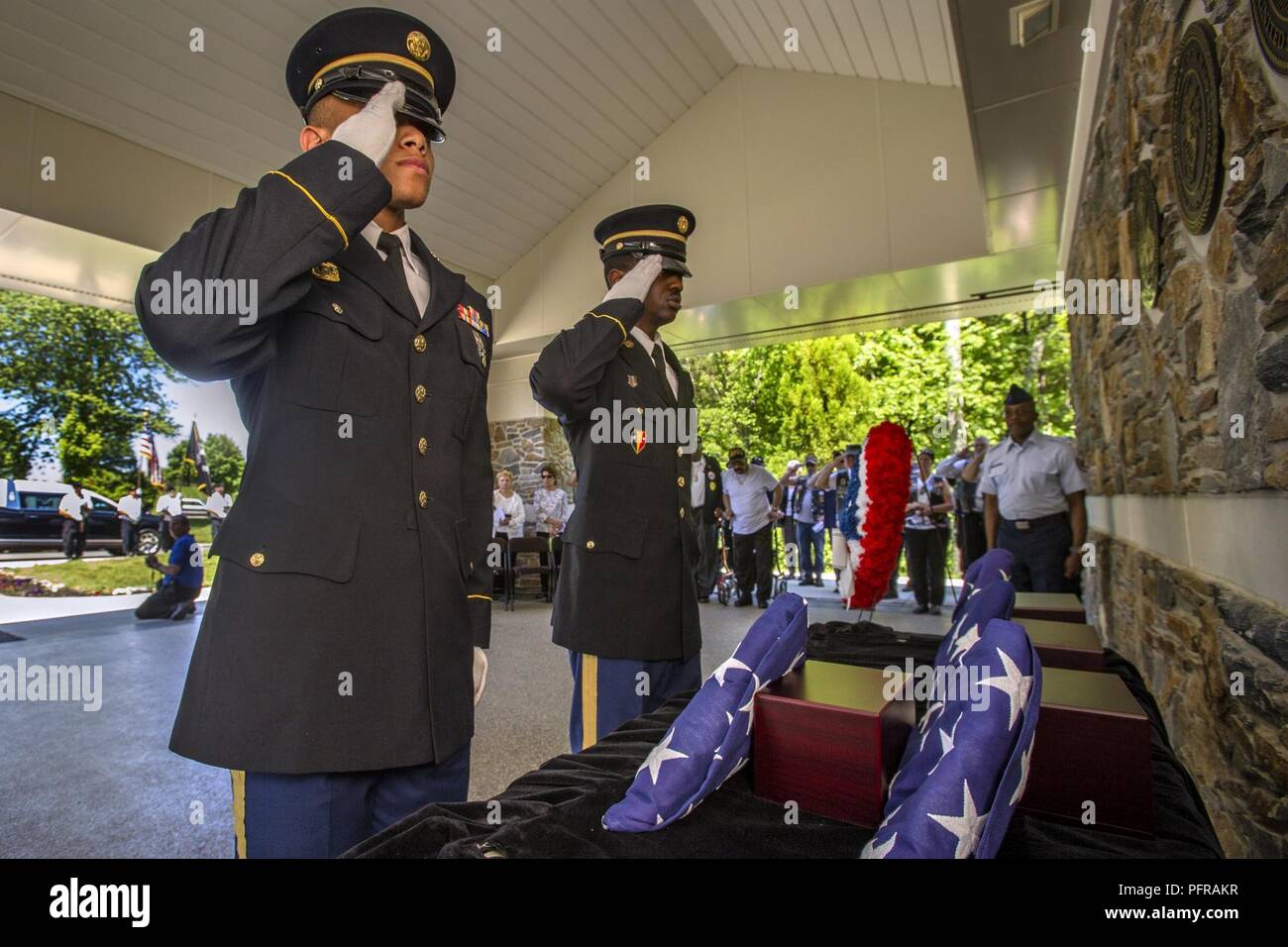 Us-Armee Sgt. Segne Sherrill, Links, und Sgt. Raheem Rowell, sowohl mit den New Jersey Army National Guard, Ehren während der 27 New Jersey Mission der Ehre Zeremonie Rendering-satz Brigadegeneral William C. Doyle Memorial Friedhof im Norden Hannovers Township, New Jersey, 24. Mai 2018. Die cremains von sieben Weltkriegveterane - James M. Bey, Walter R. Wangen, Herbert L. Felder, Leroy J. Jefferson, John Leake, Wesley Ross und Charles R. Upshaw Sr., ein koreanischer Veteranen, Booker Tullis Sr., Vietnam Veteran Samuel F. Dorsey jr., und eine Ära des Kalten Krieges veteran Willie E. Slater, wurden während geehrt Stockfoto