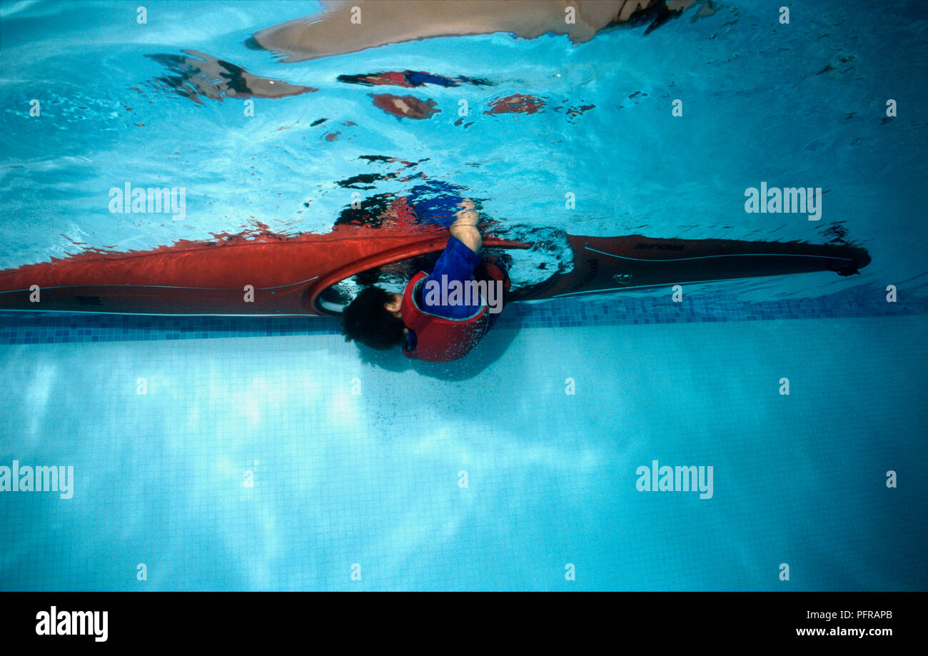 Junge kentern Kajak in Pool Stockfoto