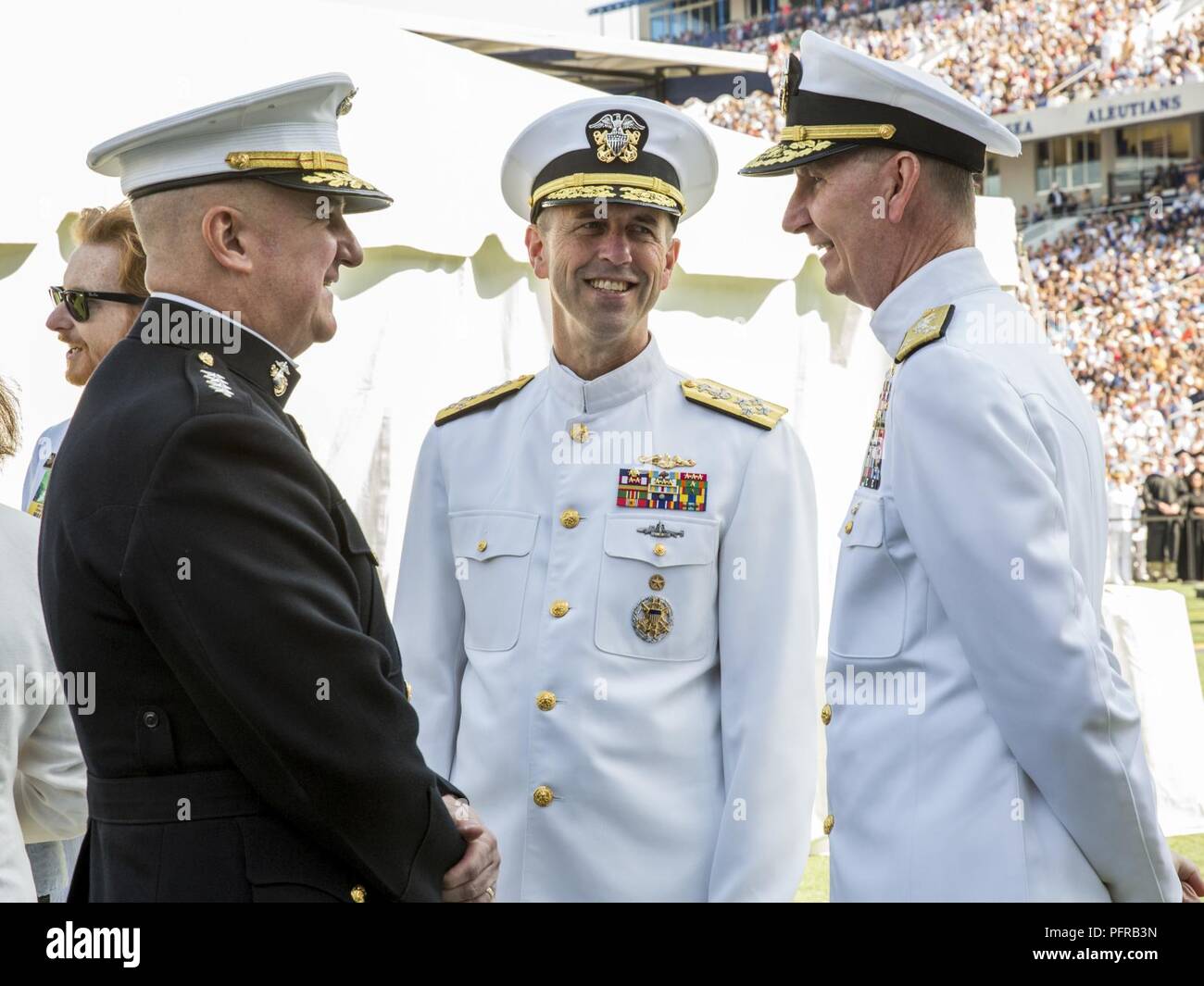 Der stellvertretende Kommandant des Marine Corps Gen. Glenn M. Walters, Links, spricht mit Vice Adm. Walter E.Carter, rechts, Betriebsleiter der U.S. Naval Academy, und Adm. John M. Richardson, Leiter der Marineoperationen während der Graduierung und Inbetriebnahme Zeremonie der US Naval Academy Klasse von 2018, Annapolis, MD., 25. Mai 2018. Die Klasse von 2018 graduierte 1.042 Midshipmen und wurden von den Damen und Herren Donald J. Trumpf, 45. Präsident der Vereinigten Staaten gerichtet. Stockfoto