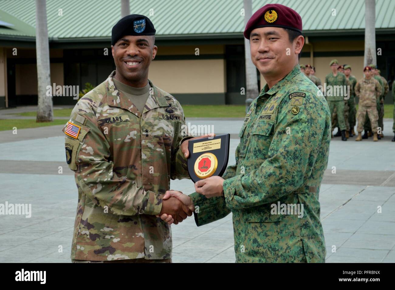 Oberst Leung Shing Tai (rechts), Commander, 6. Division, Singapur Armee, präsentiert ein Geschenk an Generalmajor Ronald S. Clark, Commander, 25 Infanterie Division, bei der Abschlussfeier für Tiger Balm 18 an der 298th Regiment, dokumentenportal Training (MFTU), Regional Training Institute (RTI), Kailua, Hawaii, am 26. Mai 2018. Tiger Balm ist eine jährliche bilaterale militärische Übung für die professionelle Beziehung zu verstärken, die Bekämpfung der Bereitschaft und Interoperabilität zwischen den USA und Singapur, und erfüllen und Nachweisen der regionalen Sicherheit, Partnerschaft und lösen. Stockfoto