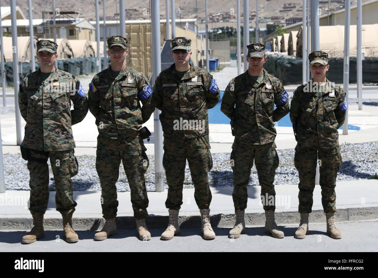 KABUL, Afghanistan (27 Mai 2018) - Internationale militärische Polizei von Bosnien und Herzegowina posieren für ein Gruppenfoto an Hamid Karzai International Airport, 27. Mai 2018. Bosnien und Herzegowina sind eine von 39 Nationen, die eine wesentliche Rolle in der NATO-Play-LED der entschlossenen Unterstützung der Mission. (Der entschlossenen Unterstützung Stockfoto