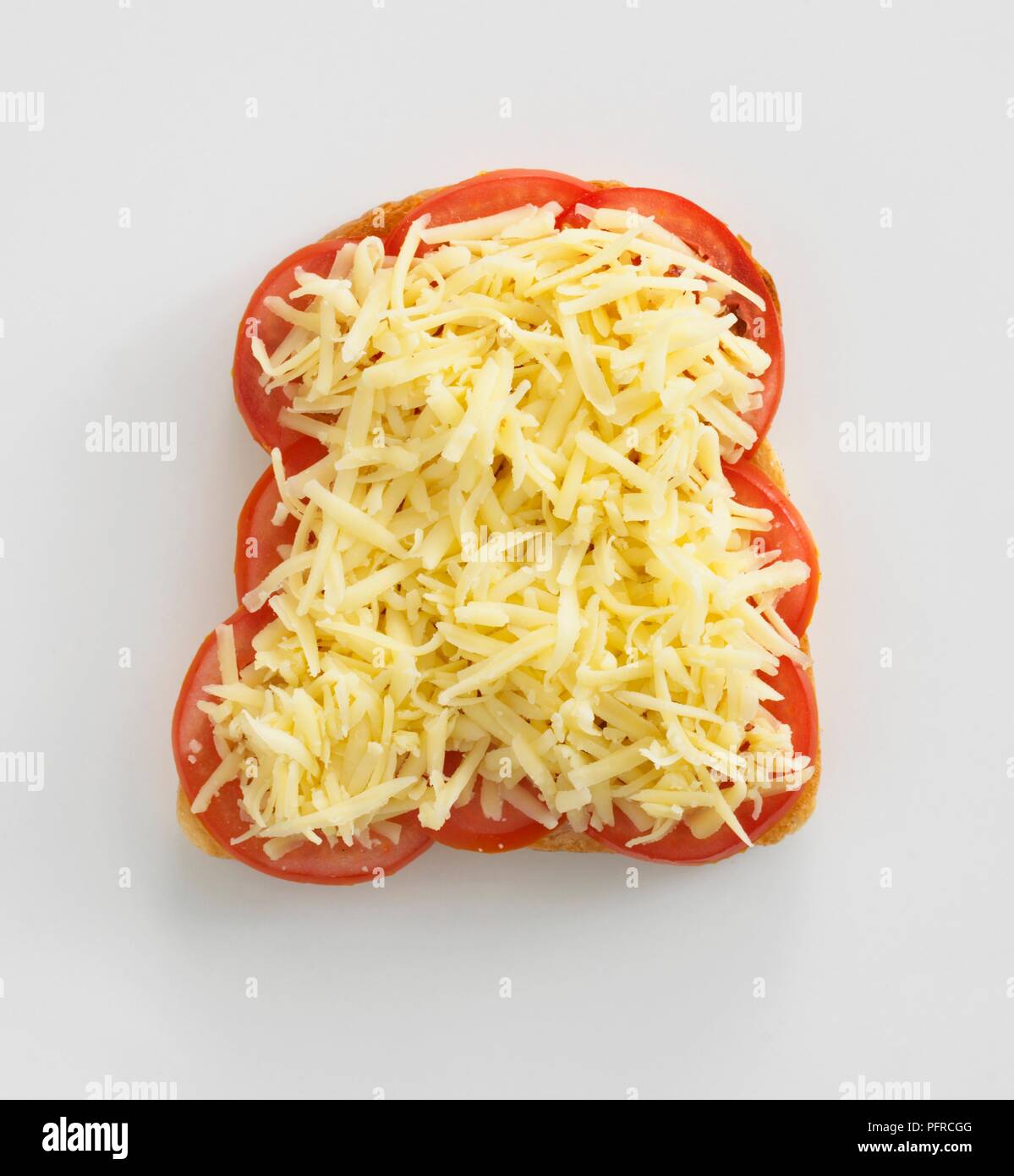 Geriebenen Käse in Scheiben geschnittene Tomaten auf Toast Stockfoto