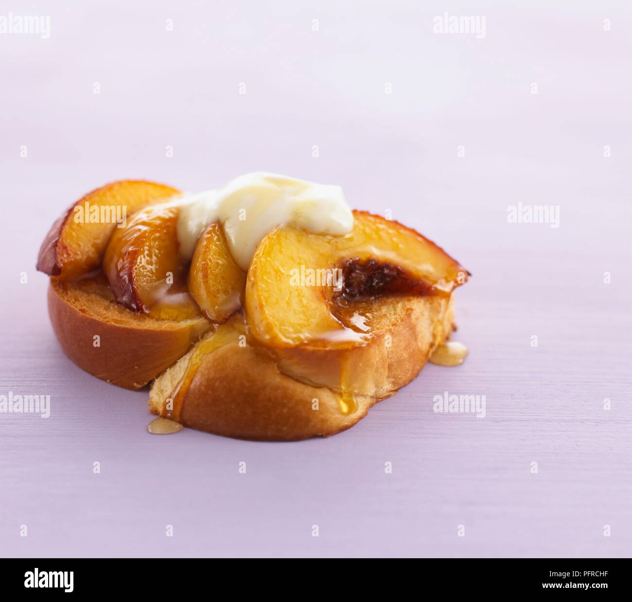 Pfirsiche in Scheiben geschnitten und die Creme auf die Scheibe Weißbrot, Toast Stockfoto