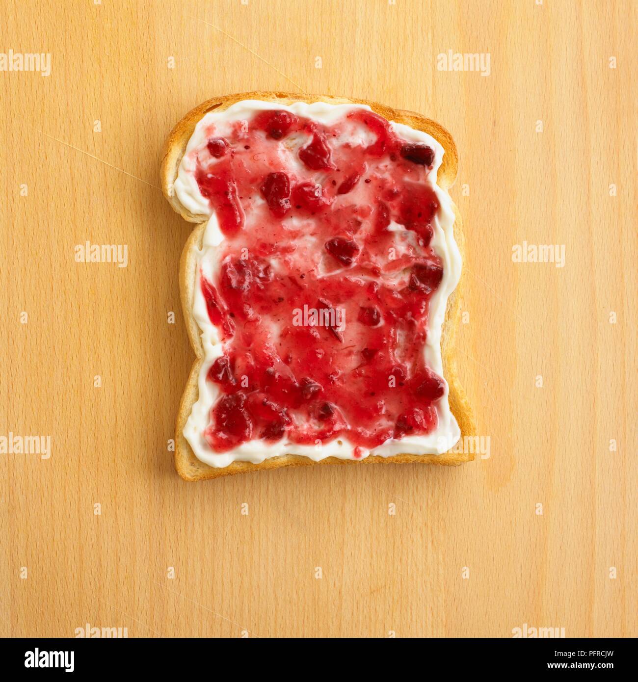Erdbeer Marmelade und Sahne auf Toast Stockfoto