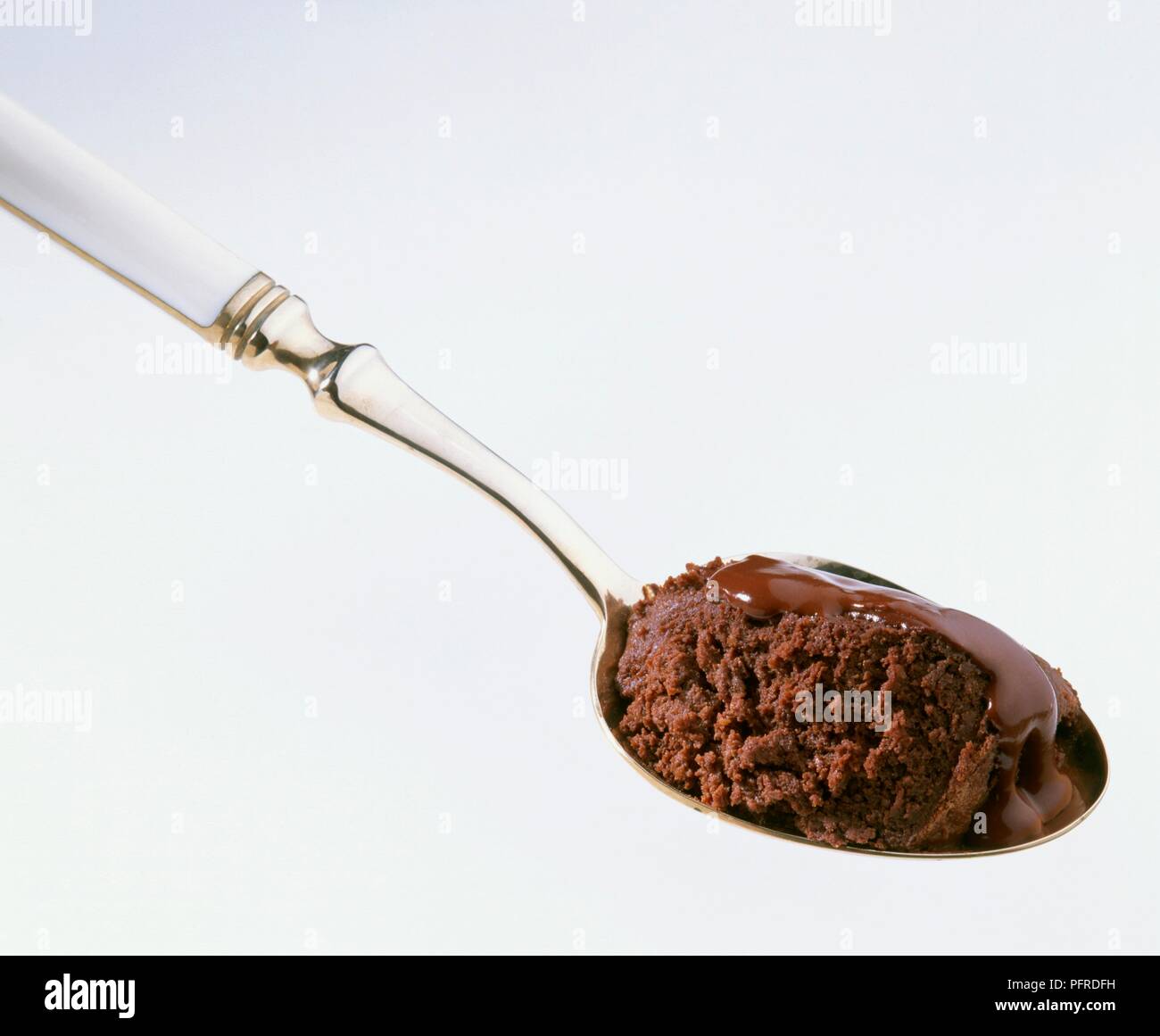 Schokolade schwamm und Soße auf silbernen Löffel Stockfoto