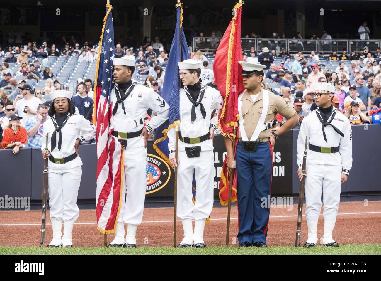 BRONX, New York (28. Mai 2018) Segler und eine Marine die Ehrengarde der amphibious Transport dock Schiff USS Arlington LPD (24) vorhanden Farben an einem New York Yankees Spiel in New York City vergeben. Nun im 30. Jahr, ist die Stadt der altehrwürdige Feier auf das Meer. Es ist eine einmalige Chance für die Bürger von New York und die umliegenden Tri-state-Area zu treffen Seemänner, Marinesoldaten und Küstenwache sowie Zeugnis aus erster Hand die neuesten Funktionen der heutigen Maritime Services. Stockfoto