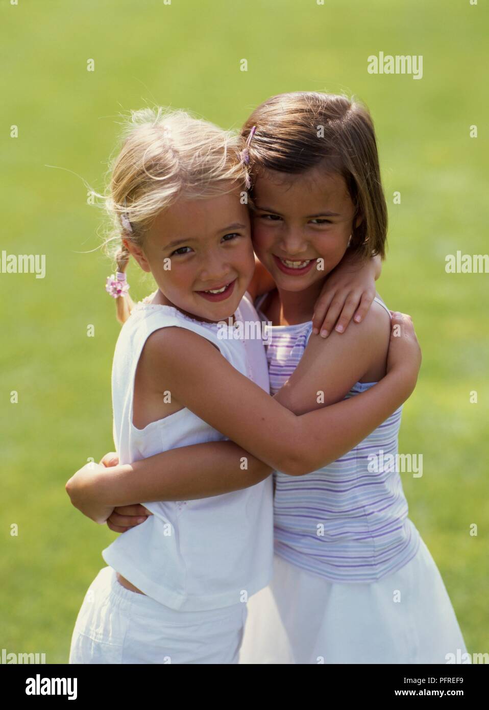 Zwei Mädchen im Tennis outfit Umarmen Stockfoto