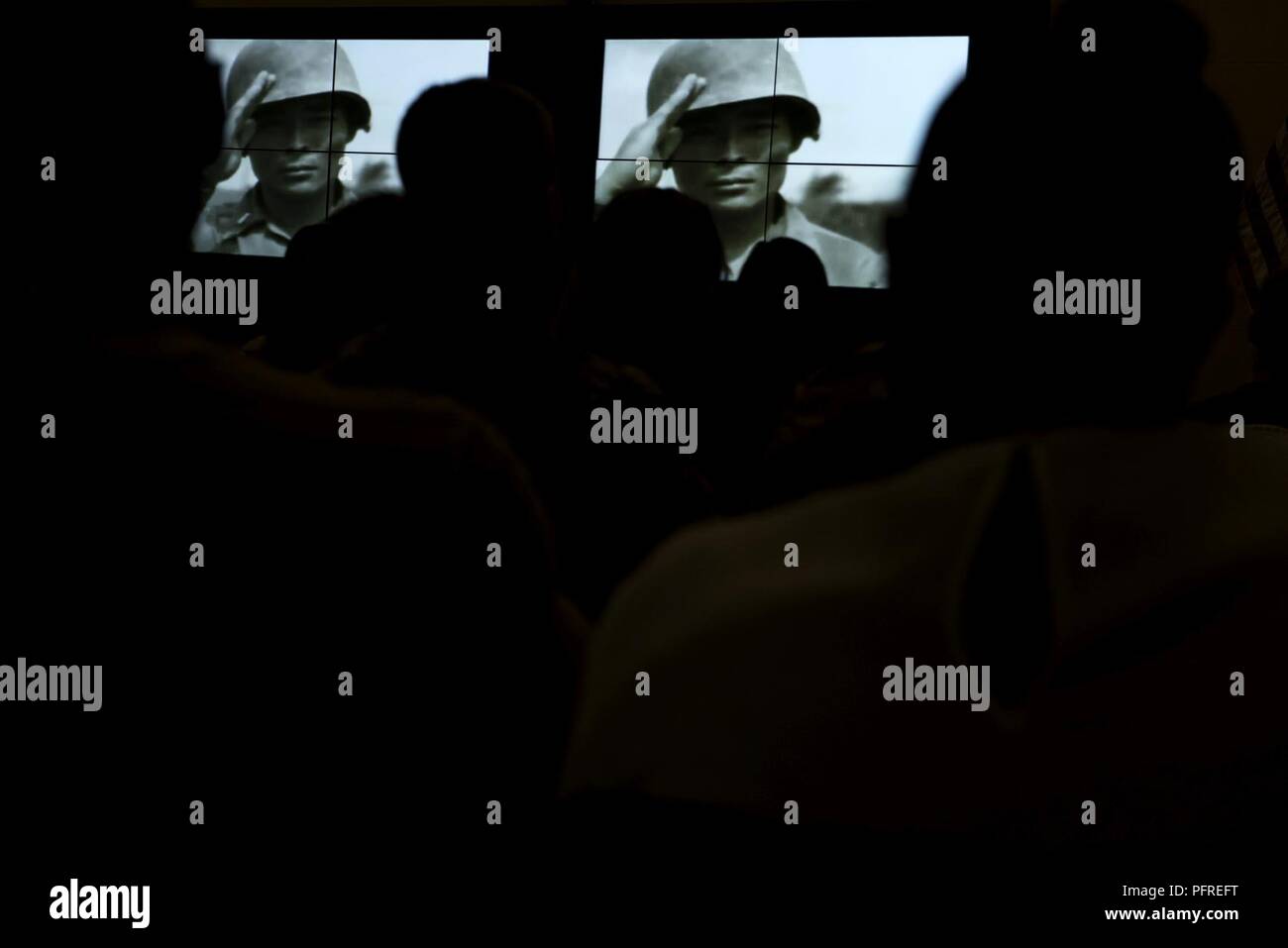 Team Shaw Mitglieder sehen Sie sich ein Video über die 442Nd Regimental Combat Team während eines asiatisch-amerikanischen und pazifischen Inselraum Erbe Monat Veranstaltung im Shaw Air Force Base, S.C., 23. Mai 2018. Das Team war ein Hoch dekorierte Infanterie Regiment aus der Japaner, die in der Europäischen Theater kämpften während des Zweiten Weltkrieges. Stockfoto