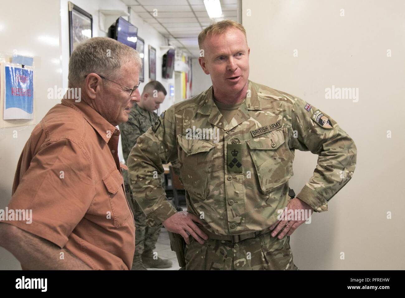 KABUL, Afghanistan (29 Mai 2018) - US-Senator James Inhofe M. (links), United States Senator für Oklahoma, Besuche mit der britischen Armee Brigadier Simon Humphrey (rechts), Kabul Sicherheit Kraft (KSF) Commander während einer Kongreßdelegation besuchen neben Senatoren und Repräsentanten von Arkansas, Michigan, West Virginia und Wyoming an der entschlossenen Unterstützung der Zentrale in Kabul, Afghanistan, 29. Mai 2018. Senator Inhofe besuchte auch mit der Oklahoma Army National Guard Troopers mit der 1. Staffel, 180 Cavalry Regiment, 45th Infantry Brigade Combat Team aus den Reihen der private first class zum Leutnant c Stockfoto