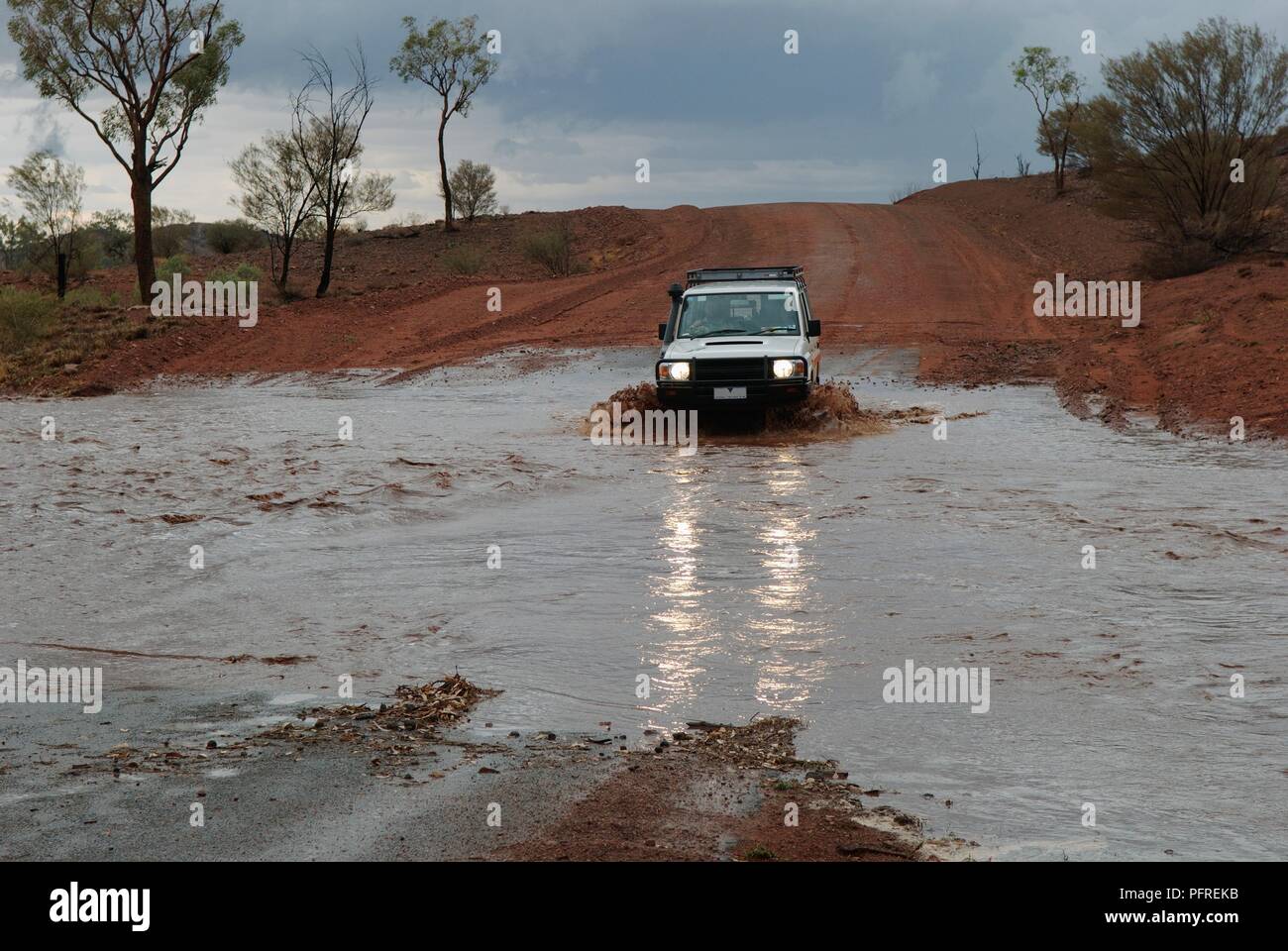 Australien, Northern Territory, 4x4 durch überfluteten Abschnitt der Mereenie Loop Road fahren Stockfoto