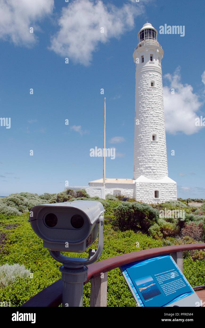Australien, Westaustralien, Kap Leeuwin, Blick auf den Leuchtturm mit münzbetriebenen Fernglas im Vordergrund Stockfoto