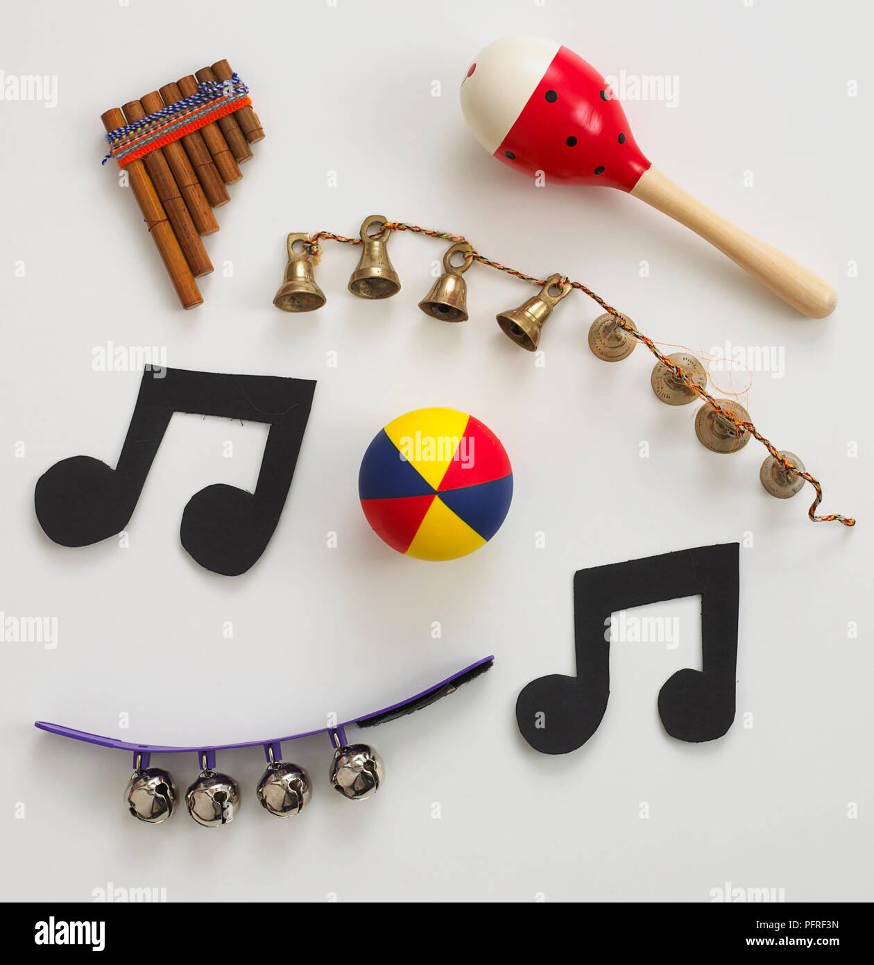 Noten, Handgelenk, Glocken, Maracas, Panflöte, und Messing Glocken auf String Stockfoto