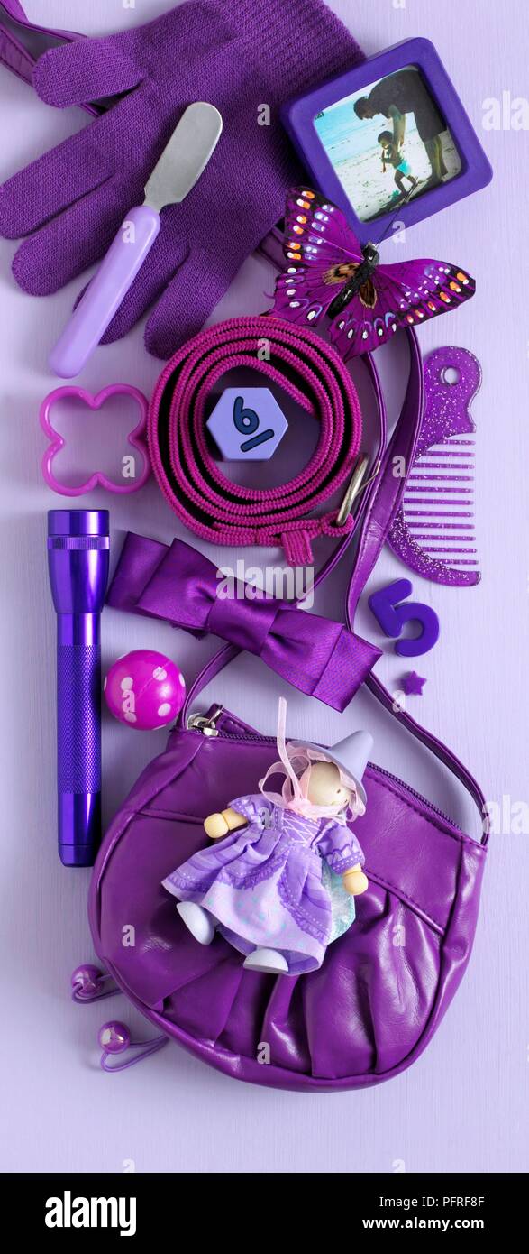 Purple Spielzeug und Objekte auf lila Hintergrund angeordnet Stockfoto