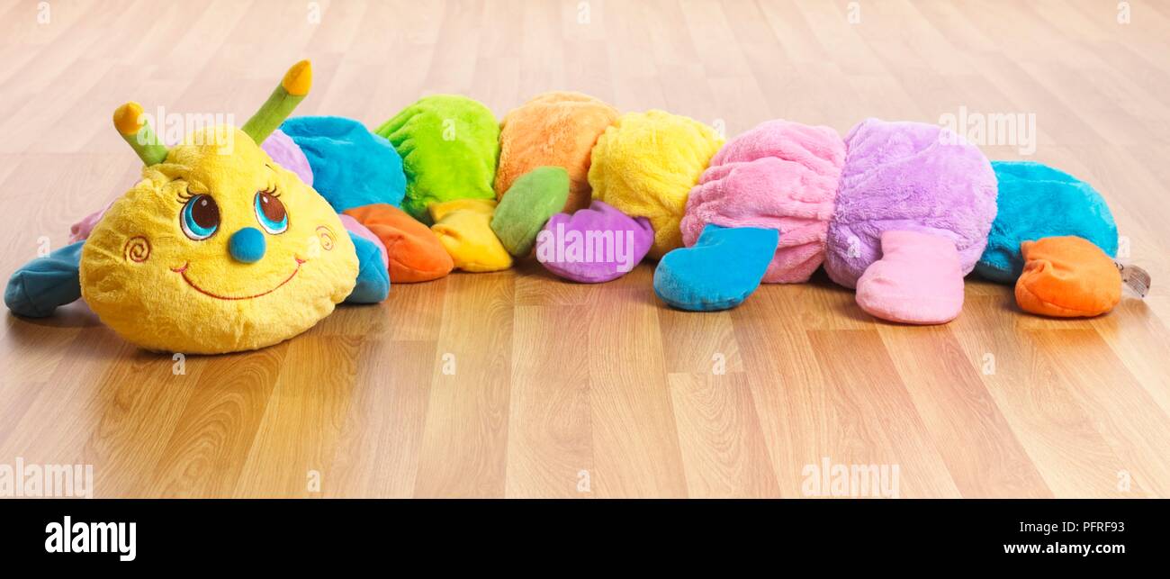 Bunte Spielzeug Tausendfüßler mit Smiley auf Holzboden Stockfotografie -  Alamy