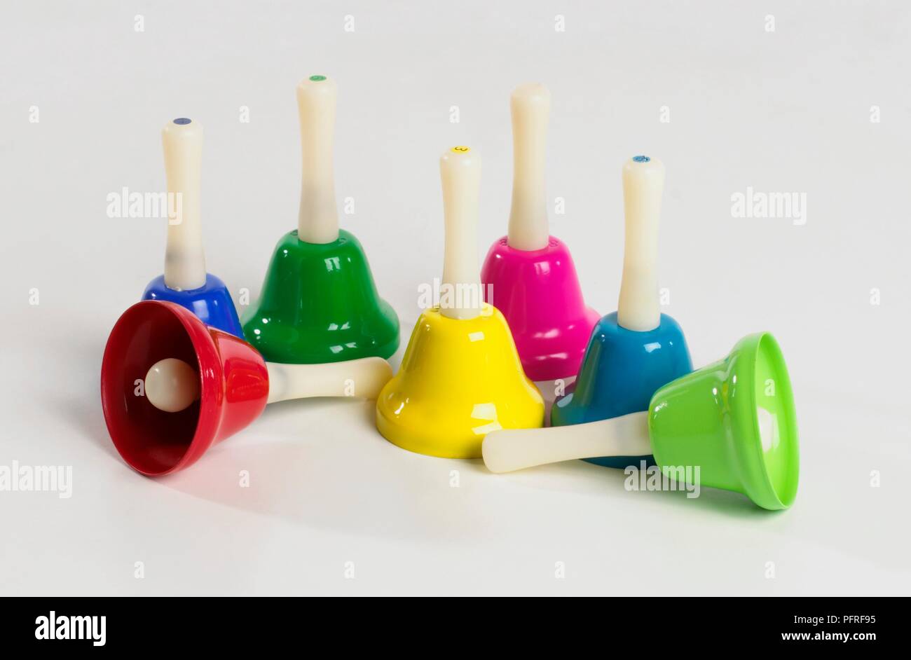 Eine Gruppe von farbigen Glocken Stockfoto