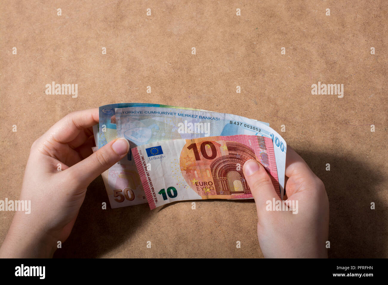 Hand mit amerikanischen Dollar Banknoten auf hölzernen Hintergrund isoliert Stockfoto