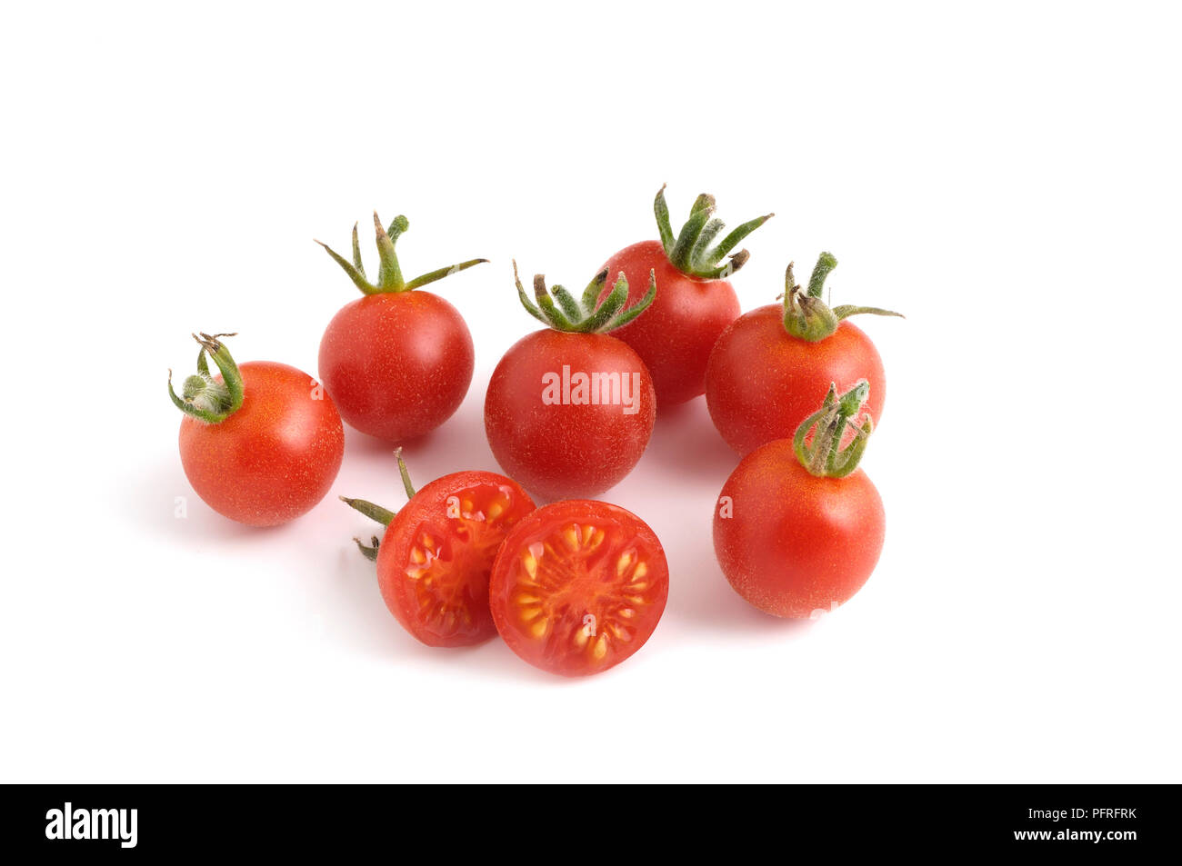 Ganze und aufgeschnittene Samt roten Tomaten Stockfoto