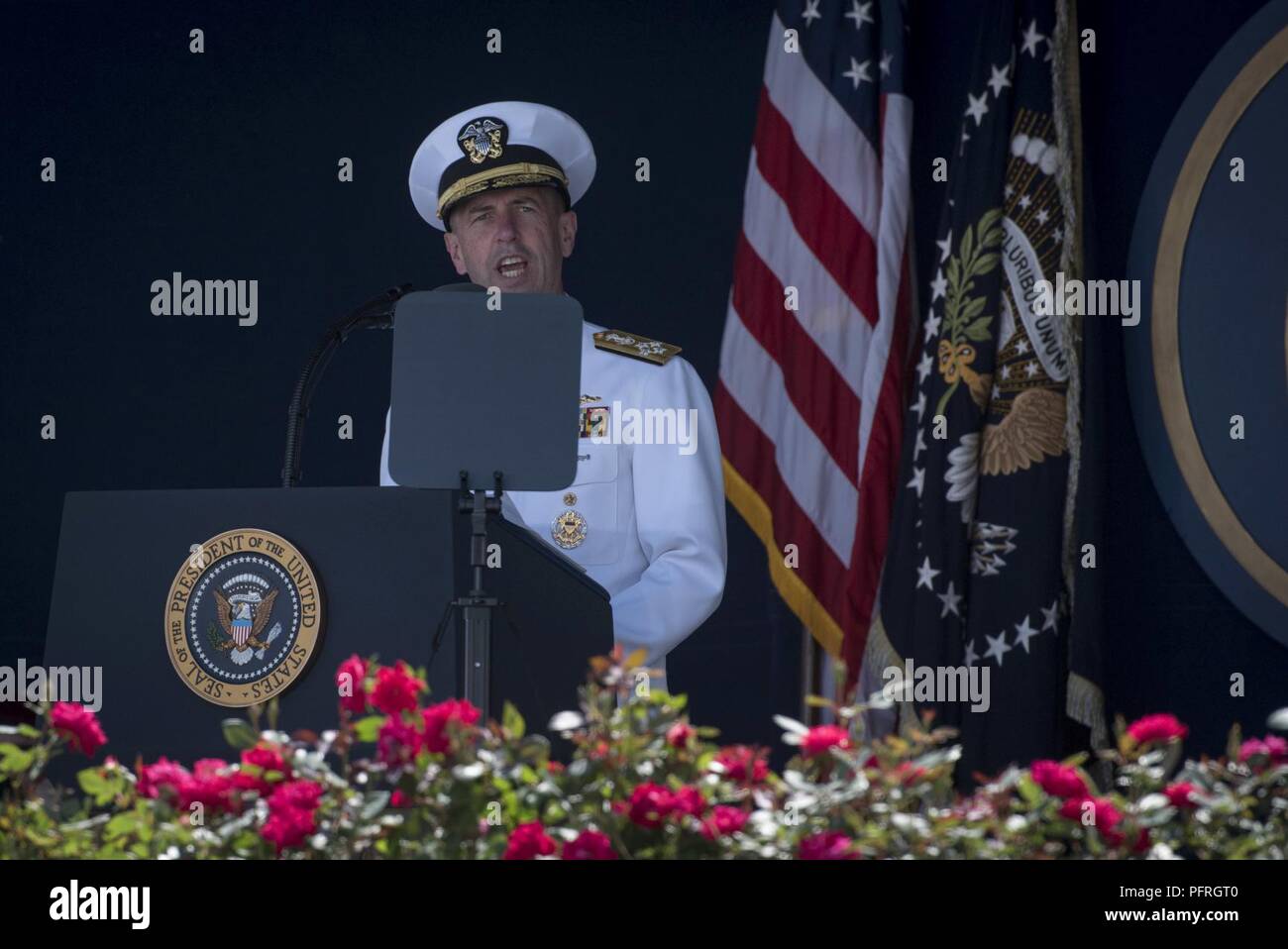 Md. (25. Mai 2018) Leiter der Marineoperationen Adm. John Richardson liefert Erläuterungen während der Klasse der U.S. Naval Academy von 2018 Abschluss und Inbetriebnahme Zeremonie in Annapolis, MD. Die Klasse von 2018 umfasst 303 Frauen (25%, die größte Zahl überhaupt) und Insgesamt 402 Minderheit midshipmen (34 %) der insgesamt 1.192 Midshipman, graduierte. Die Klasse von 2018 hat, Kandidaten, Termine aus allen 50 Mitgliedstaaten angenommen, die Virgin Islands, Puerto Rico, Guam und 13 internationale Studenten aus Kambodscha, Kamerun, Mikronesien, Georgien, Kasachstan, Mexiko, Montenegro, Nigeria, Republik Korea, Stockfoto