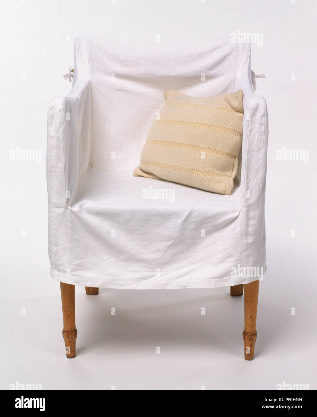 Lockerer Baumwolle Abdeckung und Polster auf alten Sessel Stockfoto