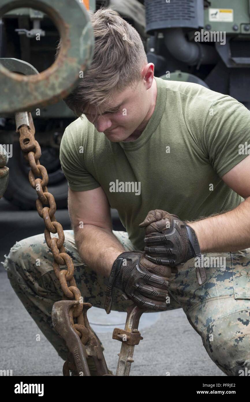 Us Marine Lance Cpl. Antonio Bañuelos, ein Bataillon Infanterie Marine mit Landung Team 3/1, 13 Marine Expeditionary Unit (MEU), zieht eine Kette auf See an Bord der Whidbey Island-Klasse dock Landung Schiff USS Rushmore (LSD 47), 30. Mai 2018. Das Essex Amphibious Ready Group (ARG) und 13 MEU führt Composite Trainingsgerät Übung (COMPTUEX), die letzte Übung vor der bevorstehenden Bereitstellung. Diese Übung überprüft die Fähigkeit der ARG/MEU team Anpassen und Ausführen Missionen in immer neuen, unbekannten Umgebungen. Nach Abschluss der COMPTUEX, dem 13. MEU und Essex ARG wird b Stockfoto