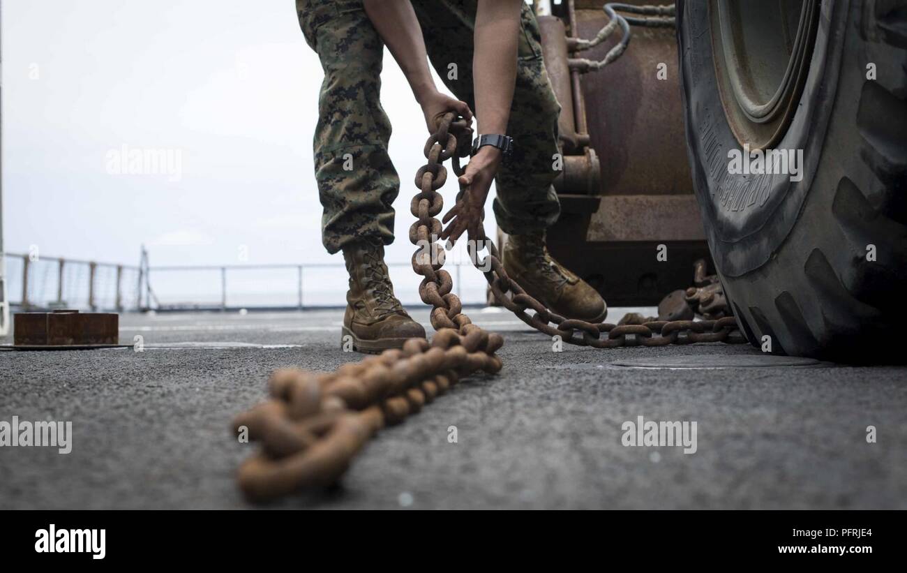 Us Marine Lance Cpl. Brian Sanchezangel, ein Bataillon Infanterie Marine mit Landung Team 3/1, 13 Marine Expeditionary Unit (MEU), zieht eine Kette auf ihn auf See an Bord der Whidbey Island-Klasse dock Landung Schiff USS Rushmore (LSD 47), 30. Mai 2018. Das Essex Amphibious Ready Group (ARG) und 13 MEU leiten Composite Trainingsgerät Übung (COMPTUEX), die letzte Übung vor der bevorstehenden Bereitstellung. Diese Übung überprüft die Fähigkeit der ARG/MEU team Anpassen und Ausführen Missionen in immer neuen, unbekannten Umgebungen. Nach Abschluss der COMPTUEX, dem 13. MEU und Esse Stockfoto